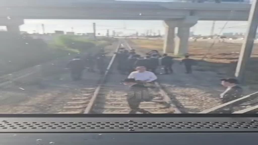 חרדים חוסמים את מסילת רכבת ישראל באזור גנות חרדים חוסמים את מסילת רכבת ישראל באזור גנות