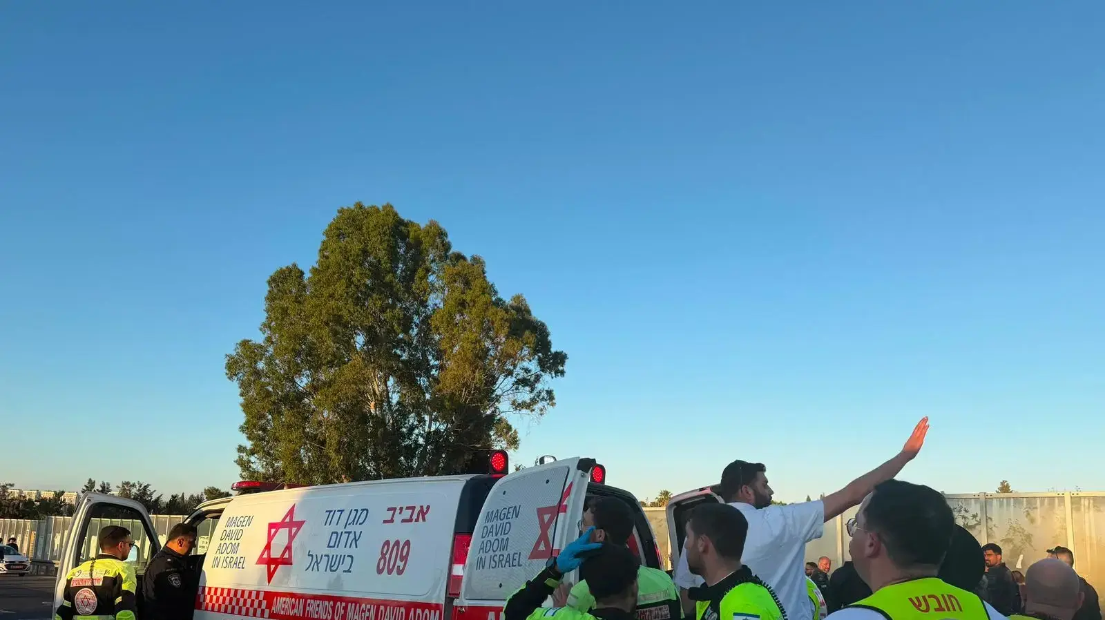 הולך רגל שנפגע מאופנוע במקום ההפגנה, בכביש 4 בסמוך למחלף גנות. הולך רגל שנפגע מאופנוע במקום ההפגנה, בכביש 4 בסמוך למחלף גנות.