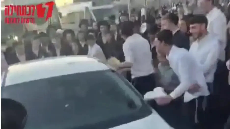 מפגינים חרדים תוקפים את מכוניתה של קצינת הרפואה הראשית של המשטרה נצמ ולרי שושן, שבנה אליסף נפל בעזה בדצמבר 23. 1 ביוני 2026 מפגינים חרדים תוקפים את מכוניתה של קצינת הרפואה הראשית של המשטרה נצמ ולרי שושן, שבנה אליסף נפל בעזה בדצמבר 23. 1 ביוני 2026