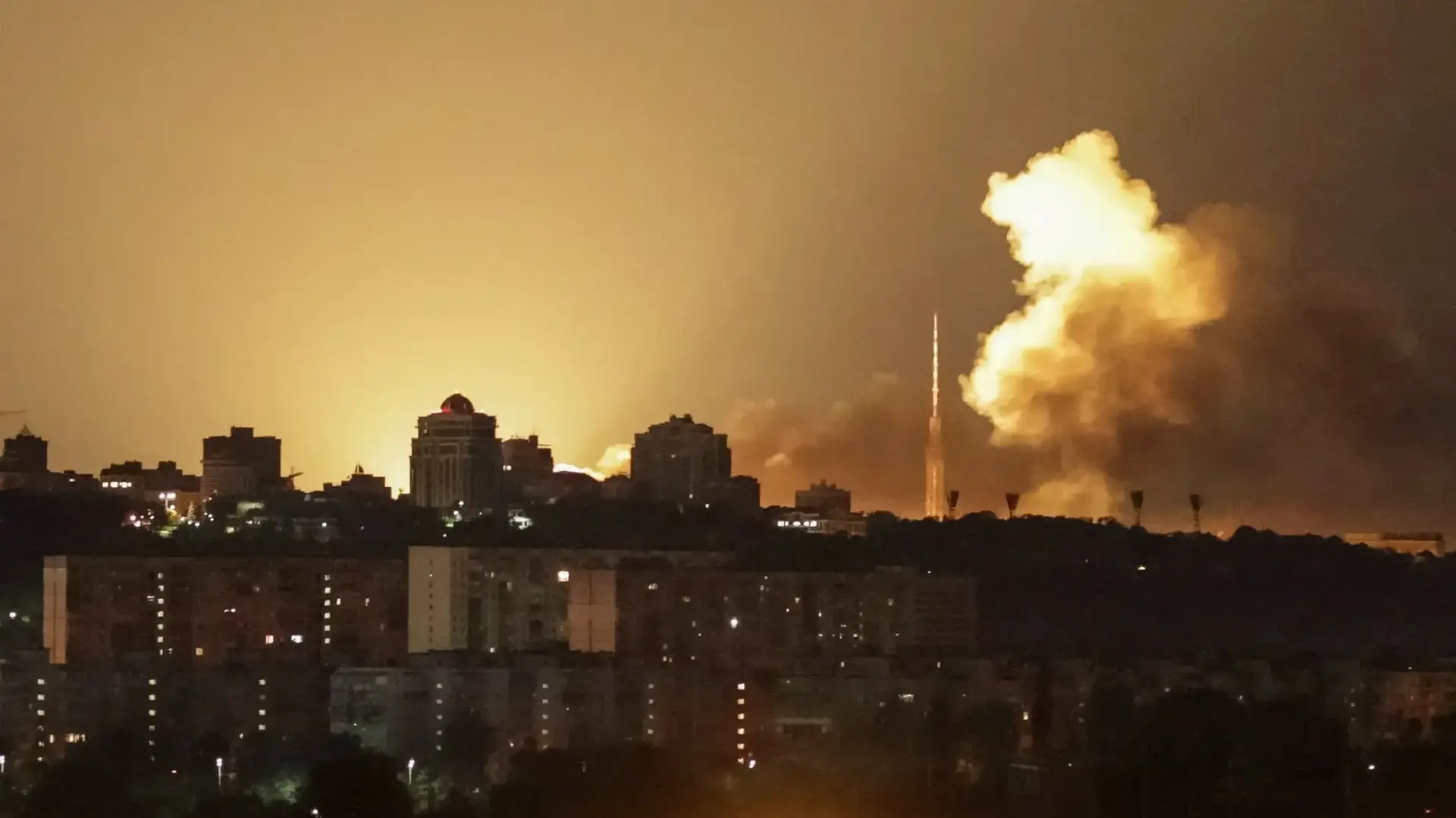 עשן מיתמר אחרי התקפה של רוסיה על קייב, אוקראינה, 2 ביוני 2026