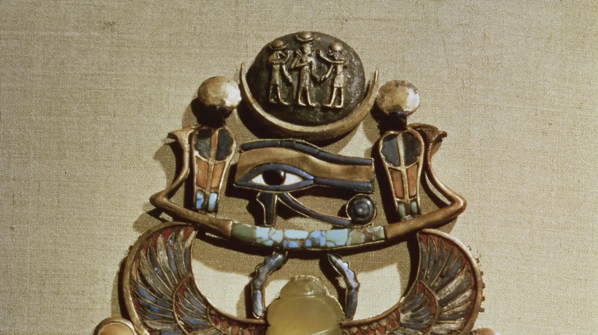 תליון חרפושית מכונפת של תות ענח' אמון, 1322-1332 לפני הספירה. תכשיט החזה מתקופת השושלת ה-18 במצרים כולל סמלי שמש וירח, וכן חרפושית העשויה מזכוכית סיליקה. מדובר באחד המינרלים הנדירים ביותר על פני כדור הארץ, שנמצא אך ורק בים החול הגדול - אחד האזורים הנידחים והשוממים ביותר במדבר לוב