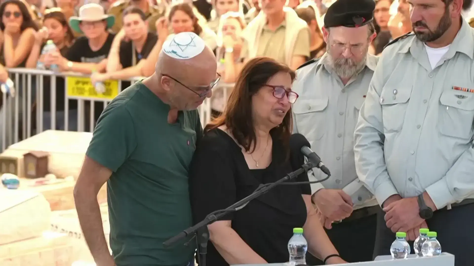 הוריו של אורי יוסף סילבסטר בהלוויתו, בית העלמין הצבאי פתח תקווה, 2 ביוני 2026 הוריו של אורי יוסף סילבסטר בהלוויתו, בית העלמין הצבאי פתח תקווה, 2 ביוני 2026