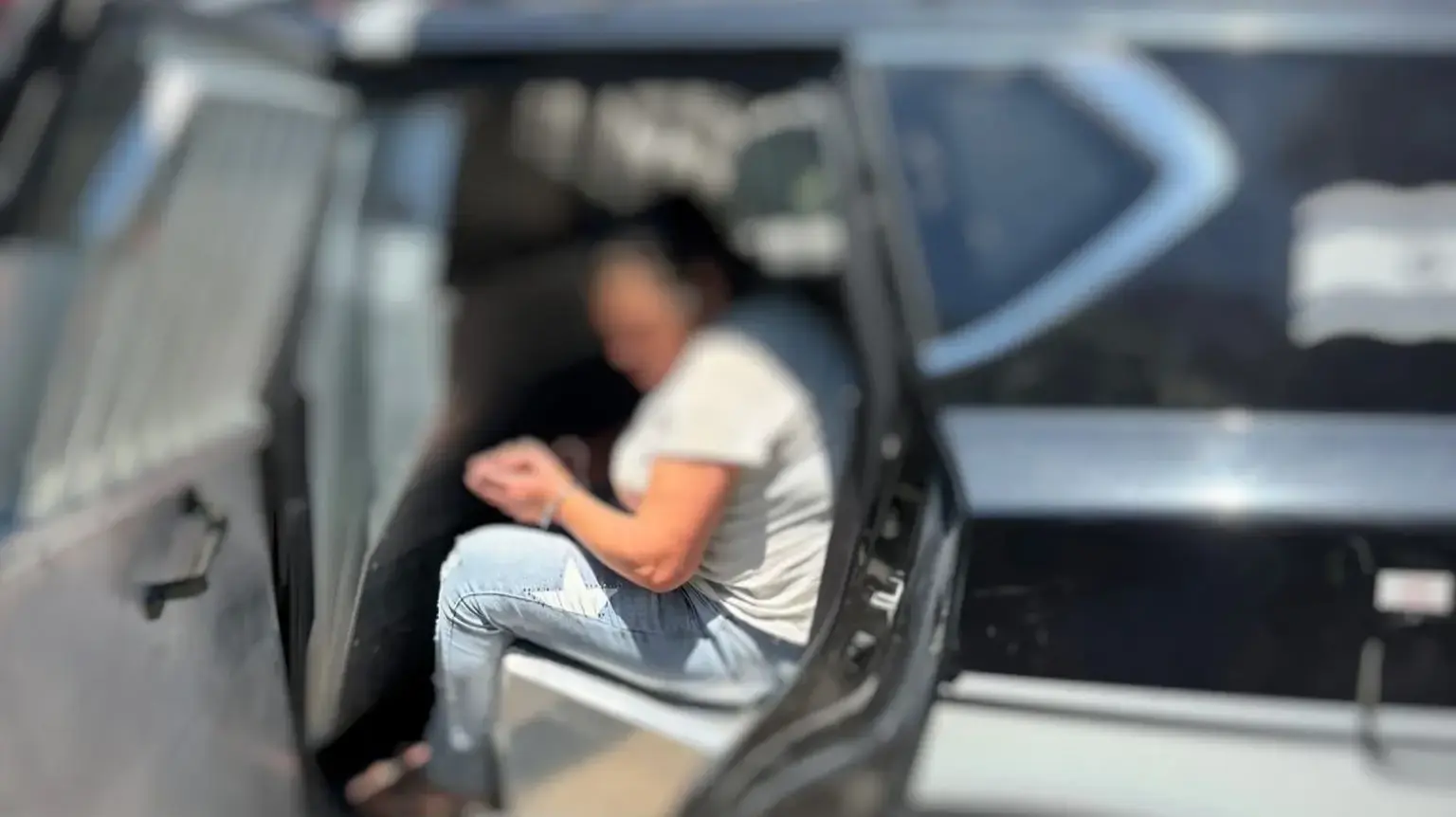 מעצר שוהים בלתי חוקיים שעבדו בבית הקפה "התחתית", תל אביב מעצר שוהים בלתי חוקיים שעבדו בבית הקפה "התחתית", תל אביב