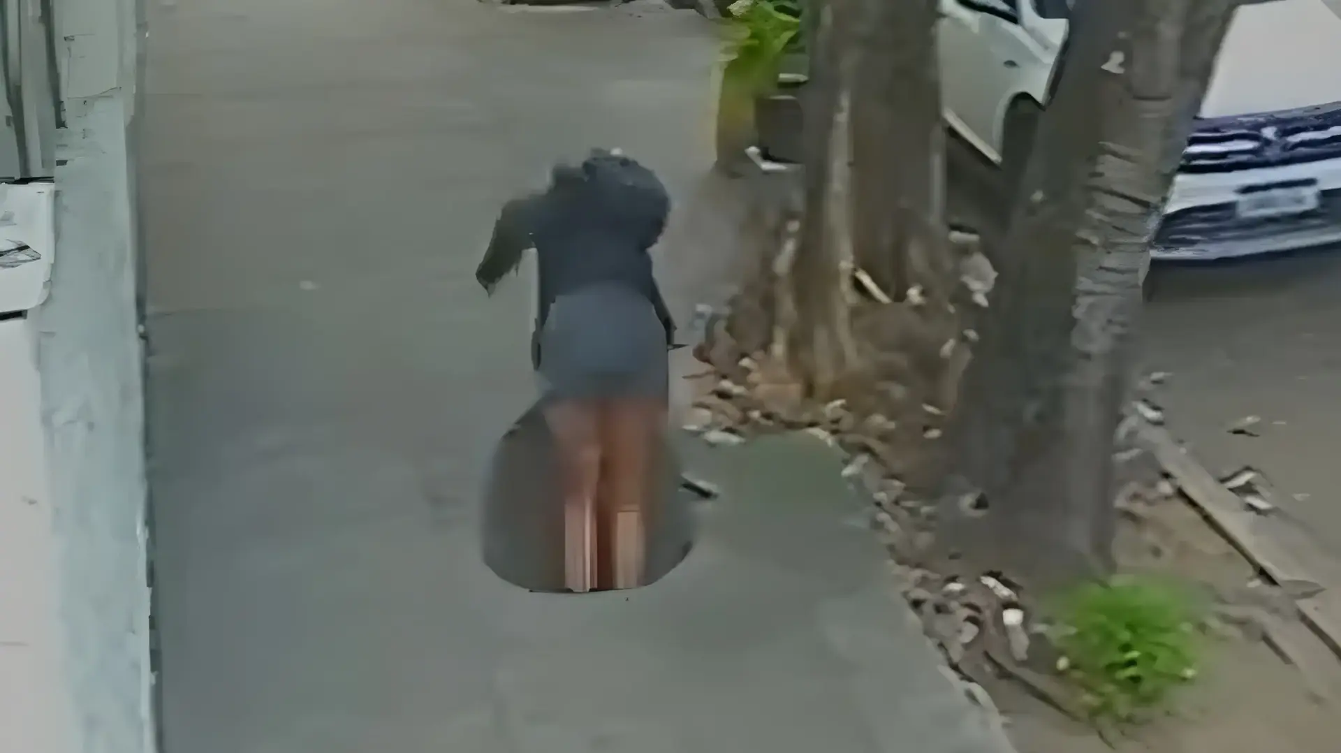 אישה נפלה לבור ביוב ברחוב