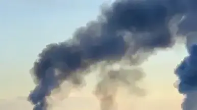 עשן מיתמר מבית זיקוק שהותקף על ידי אוקראינה בעיר סנט פטרסבורג. 3 יוני 2026