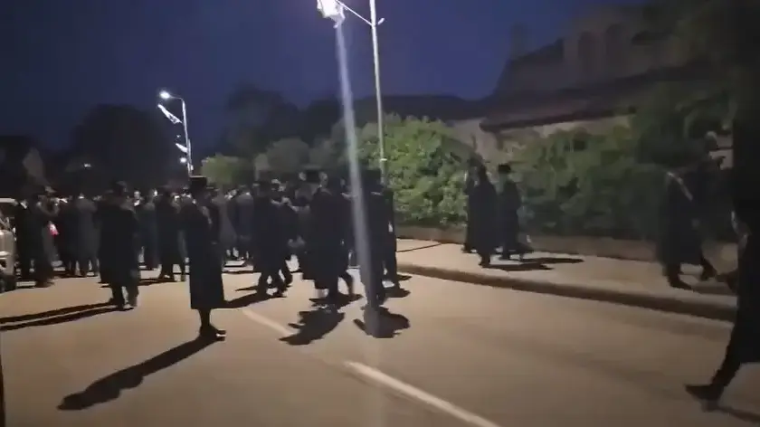 חרדים בהפגנה מול ביתו של השופט העליון נעם סולברג, אלון שבות, 3 ביוני 2026 חרדים בהפגנה מול ביתו של השופט העליון נעם סולברג, אלון שבות, 3 ביוני 2026