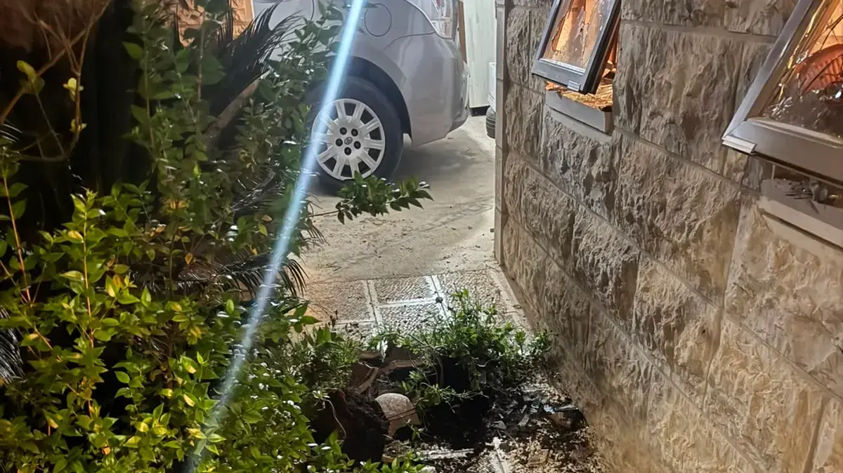 נזק בביתו של השופט העליון נעם סולברג, הפגנת חרדים, אלון שבות, 3 ביוני 2026 נזק בביתו של השופט העליון נעם סולברג, הפגנת חרדים, אלון שבות, 3 ביוני 2026