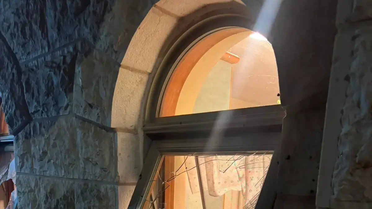 נזק בביתו של השופט העליון נעם סולברג, הפגנת חרדים, אלון שבות, 3 ביוני 2026 נזק בביתו של השופט העליון נעם סולברג, הפגנת חרדים, אלון שבות, 3 ביוני 2026
