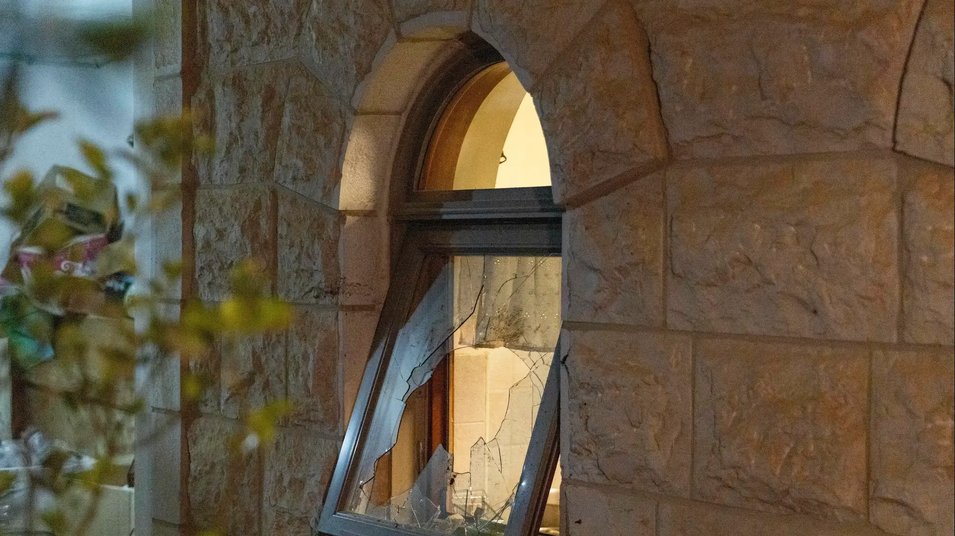 נזק בעקבות הפגנת חרדים מול ביתו של השופט העליון נעם סולברג, אלון שבות, 3 ביוני 2026 נזק בעקבות הפגנת חרדים מול ביתו של השופט העליון נעם סולברג, אלון שבות, 3 ביוני 2026