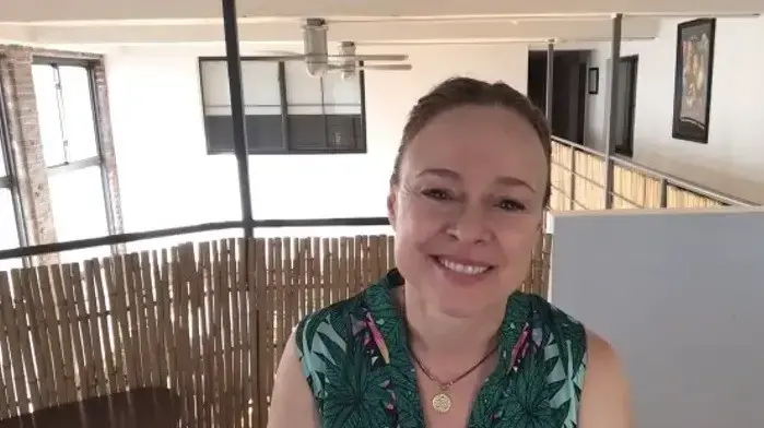 השחקנית תמי סטרונך, שגילמה בילדותה את הקיסרית בסרט "הסיפור שאינו נגמר", עם קרוב משפחתה, השחקן עמרי ועדיה רייך, שמשחק בסדרה "סושרד הצעיר", מציג לסטרונך תקליט שדרים שהוציאה בילדותה, במהלך ריאיון לוואלה תרבות בזום, יוני 2026 השחקנית תמי סטרונך, שגילמה בילדותה את הקיסרית בסרט "הסיפור שאינו נגמר", עם קרוב משפחתה, השחקן עמרי ועדיה רייך, שמשחק בסדרה "סושרד הצעיר", מציג לסטרונך תקליט שדרים שהוציאה בילדותה, במהלך ריאיון לוואלה תרבות בזום, יוני 2026