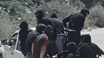 מתנחלים יידו אבנים בכפר חווארה