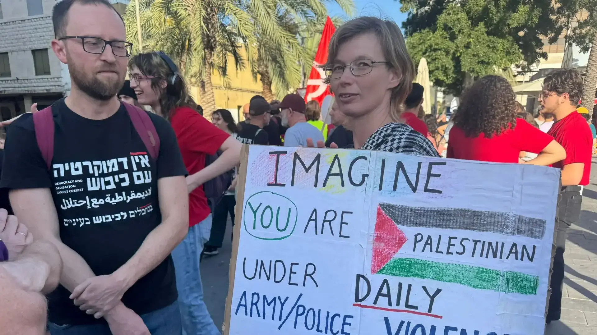 שלט עם דגל פלסטין בהפגנה בחיפה שלט עם דגל פלסטין בהפגנה בחיפה