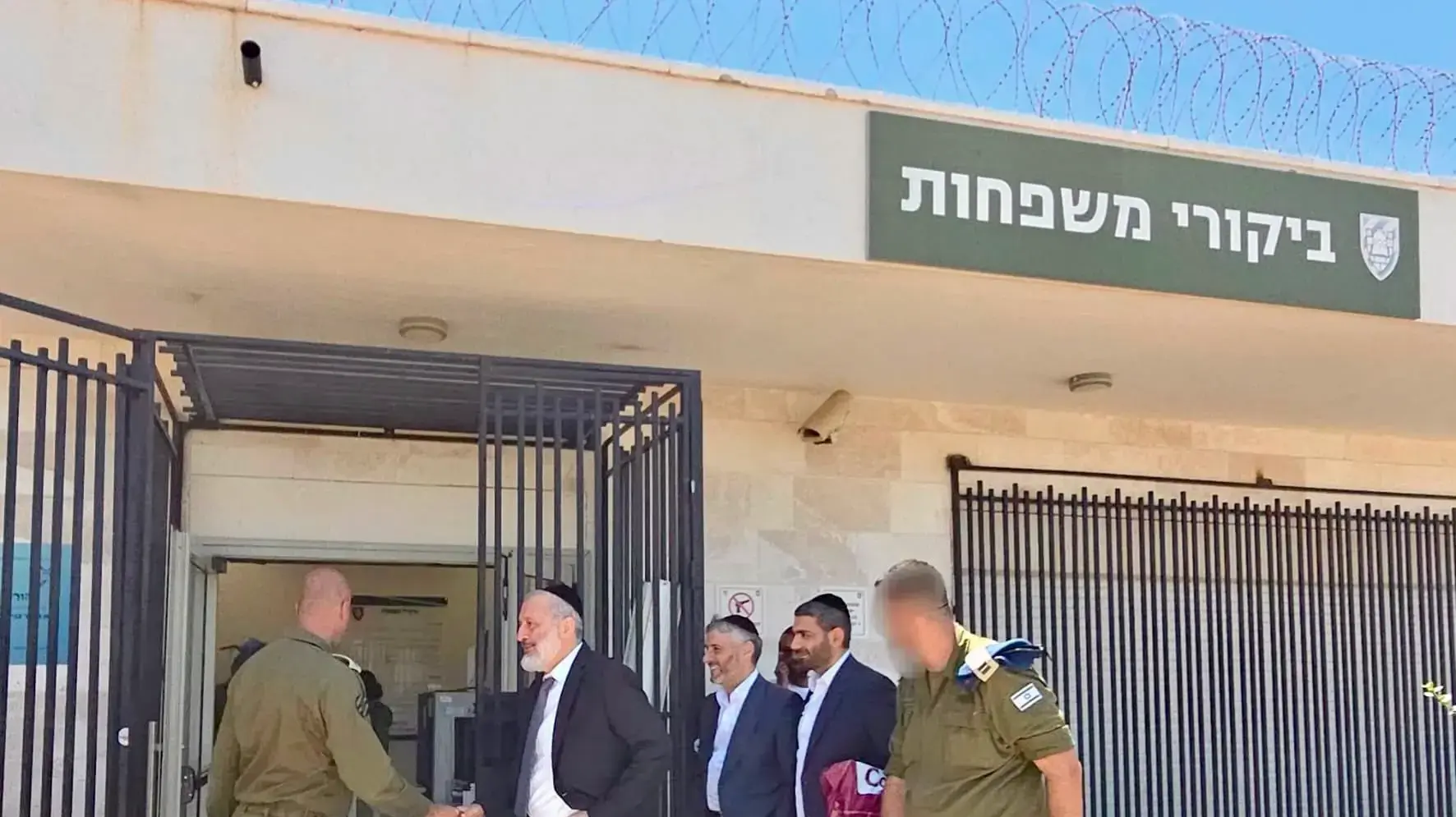 דרעי בביקור בכלא 10 דרעי בביקור בכלא 10