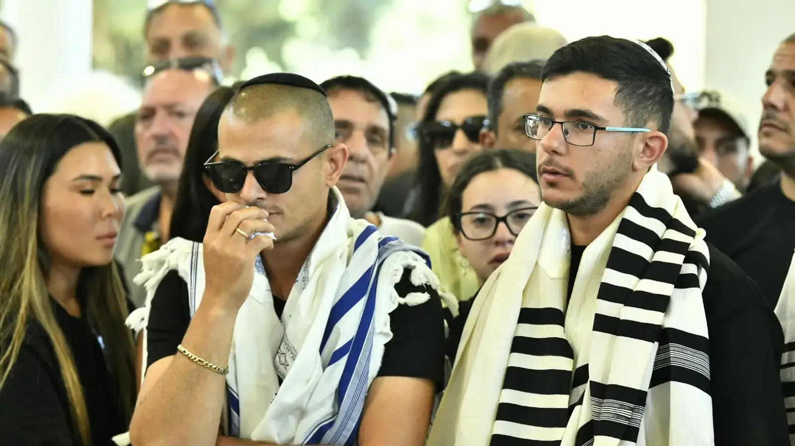 משפחתו של ישי לוי בהלוויתו, בית העלמין ראש העין, 7 ביוני 2026 משפחתו של ישי לוי בהלוויתו, בית העלמין ראש העין, 7 ביוני 2026