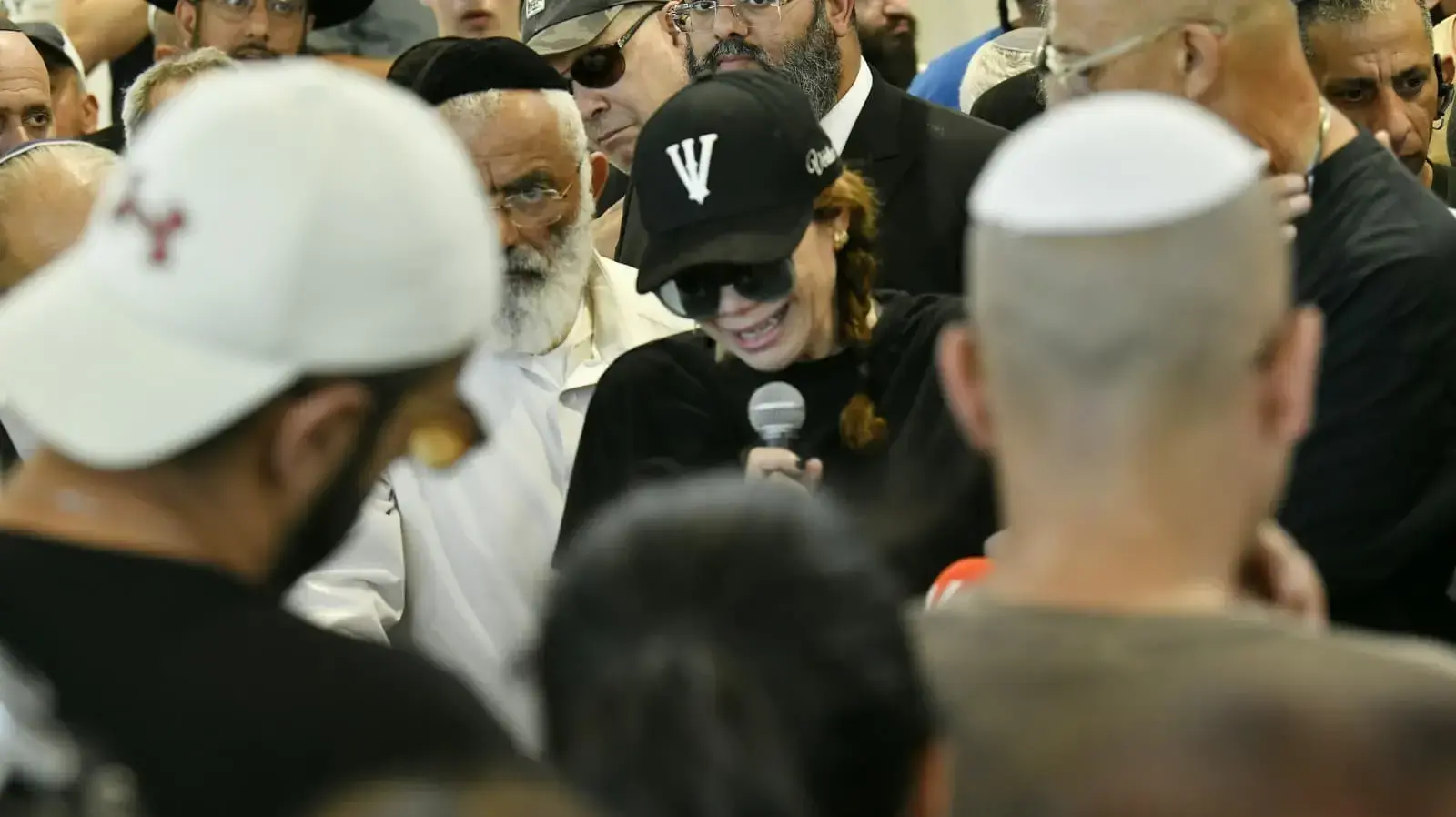 שירי רווה בהלוויה של ישי לוי, בית העלמין ראש העין, 7 ביוני 2026 שירי רווה בהלוויה של ישי לוי, בית העלמין ראש העין, 7 ביוני 2026