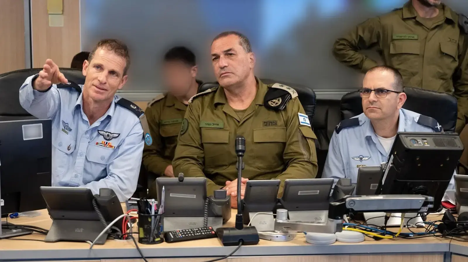 הרמטכ"ל ובכירי צה"ל מבור חיל האוויר מפקדים
על תקיפות צה"ל באיראן
הרמטכ"ל ובכירי צה"ל מבור חיל האוויר מפקדים
על תקיפות צה"ל באיראן