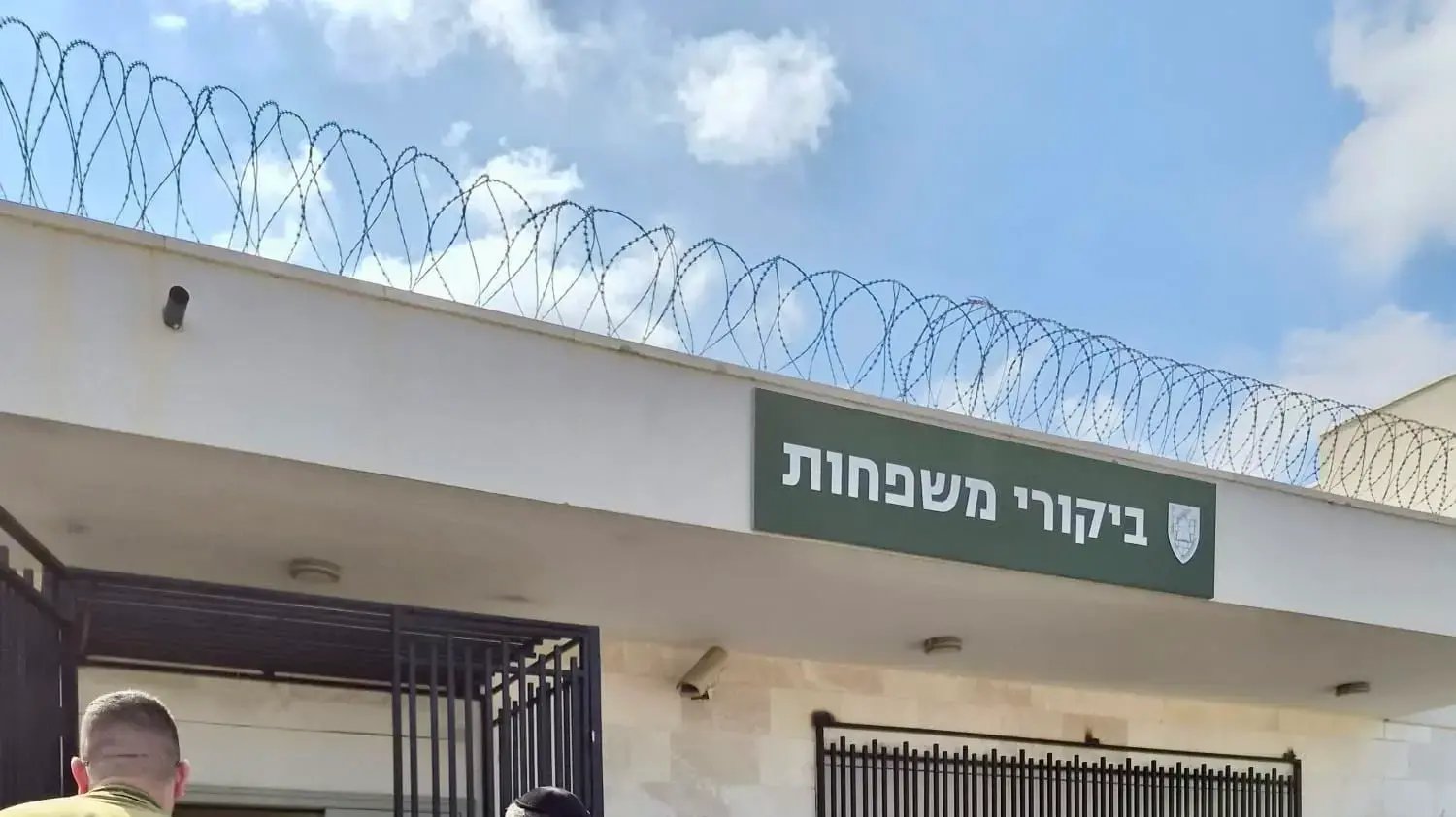 חברי הכנסת ממפלגת ש"ס יוסי טייב ויוני משריקי בביקור עריקים, כלא 10, 8 ביוני 2026 חברי הכנסת ממפלגת ש"ס יוסי טייב ויוני משריקי בביקור עריקים, כלא 10, 8 ביוני 2026
