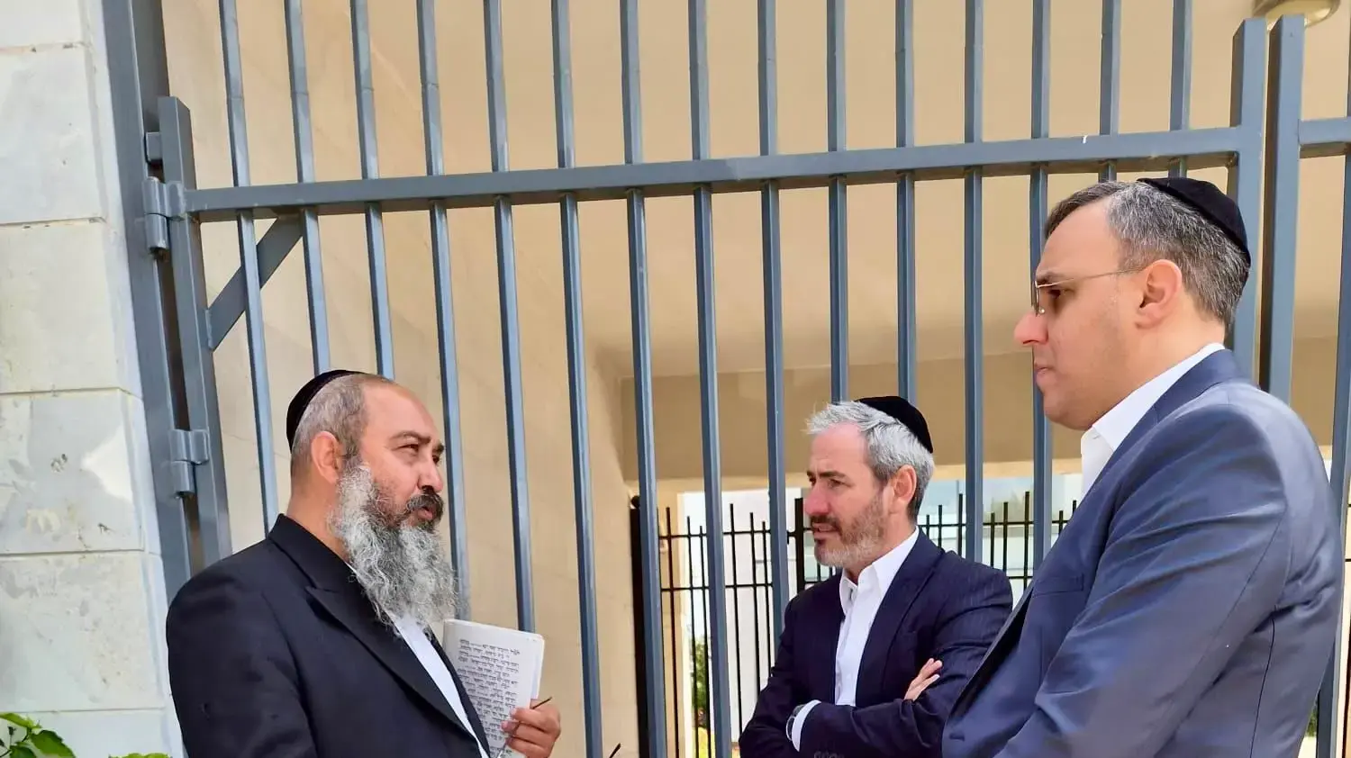 חברי הכנסת ממפלגת ש"ס יוסי טייב ויוני משריקי בביקור עריקים, כלא 10, 8 ביוני 2026 חברי הכנסת ממפלגת ש"ס יוסי טייב ויוני משריקי בביקור עריקים, כלא 10, 8 ביוני 2026