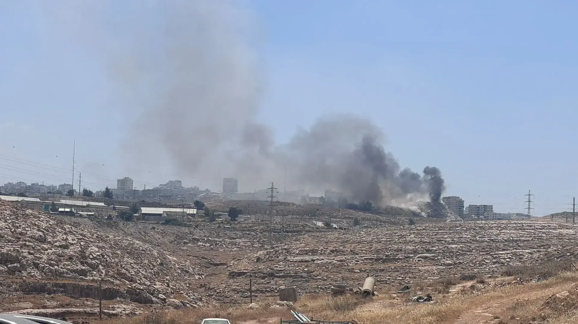 פלשתינים מענתא שבמזרח לירושלים מבעירים פסולת מזהמת פלשתינים מענתא שבמזרח לירושלים מבעירים פסולת מזהמת