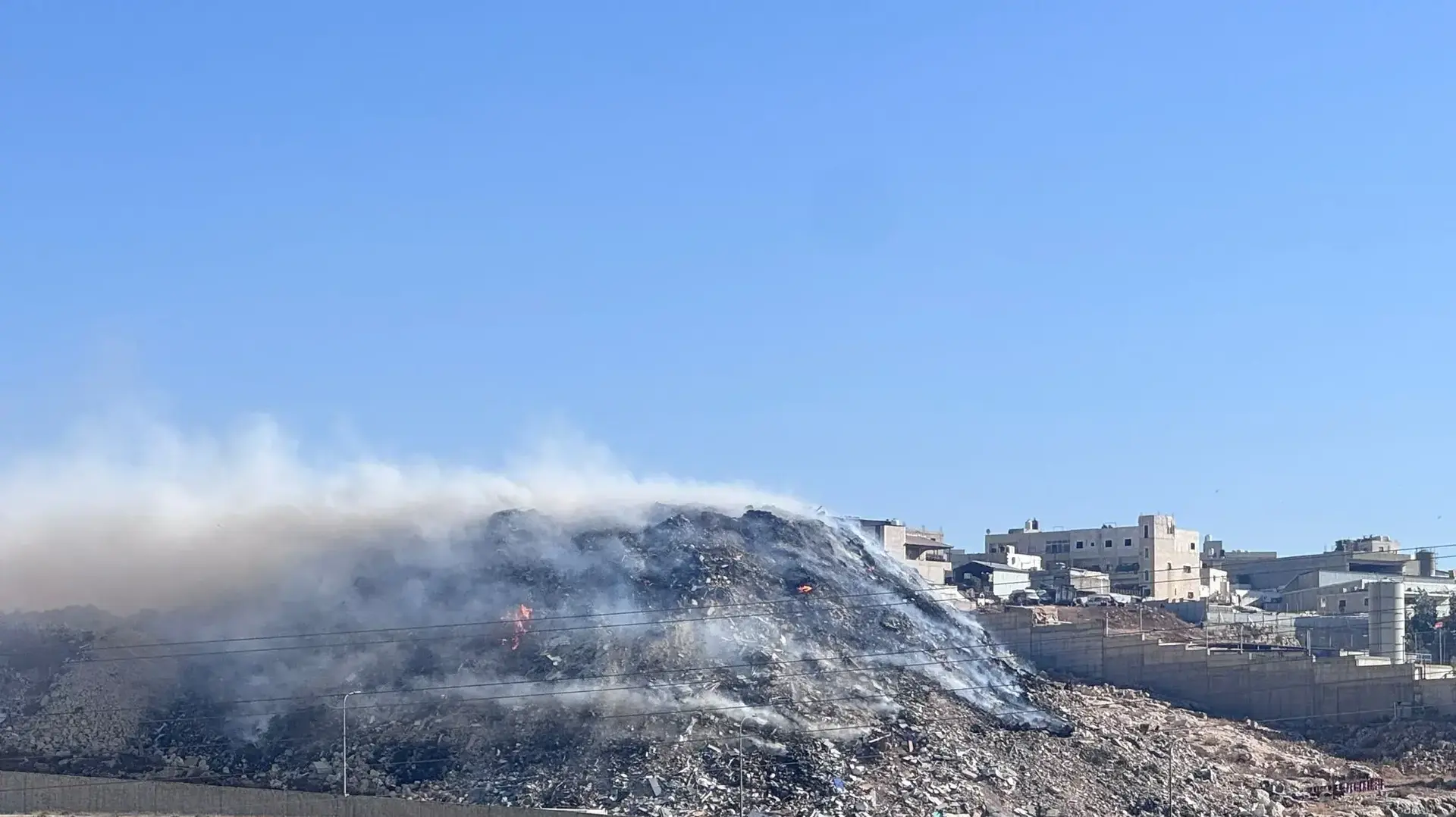 פלשתינים מענתא שבמזרח לירושלים מבעירים פסולת מזהמת פלשתינים מענתא שבמזרח לירושלים מבעירים פסולת מזהמת