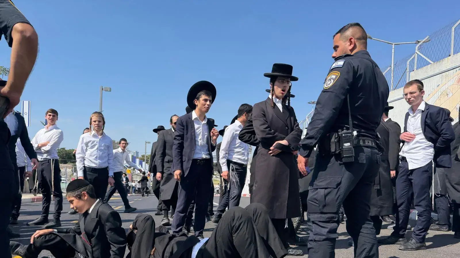 הפגנת חרדים נגד מעצר עריקים, בית המעצר אבו כביר, 10 ביוני 2026