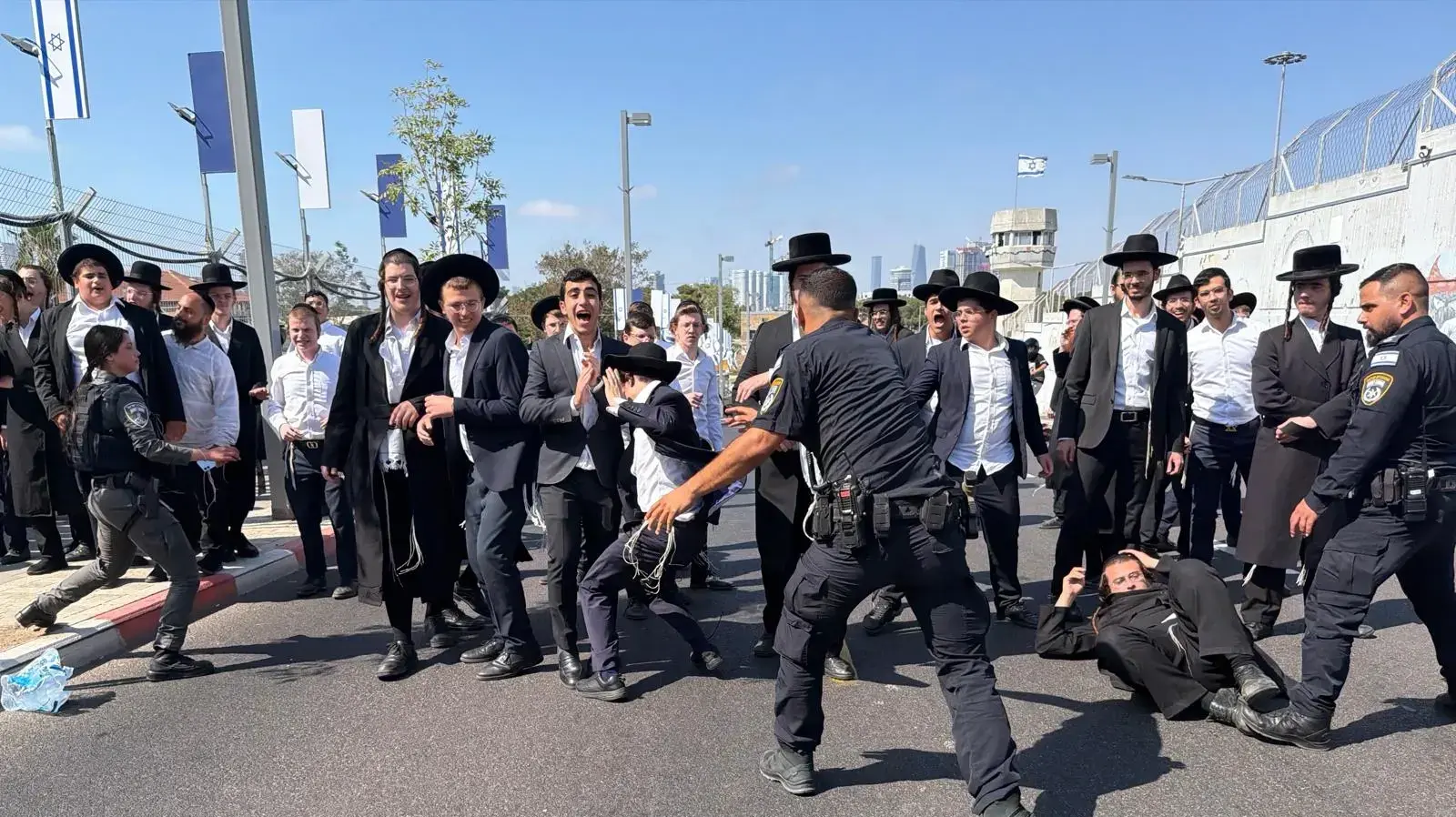 הפגנת חרדים נגד מעצר עריקים, בית המעצר אבו כביר, 10 ביוני 2026
