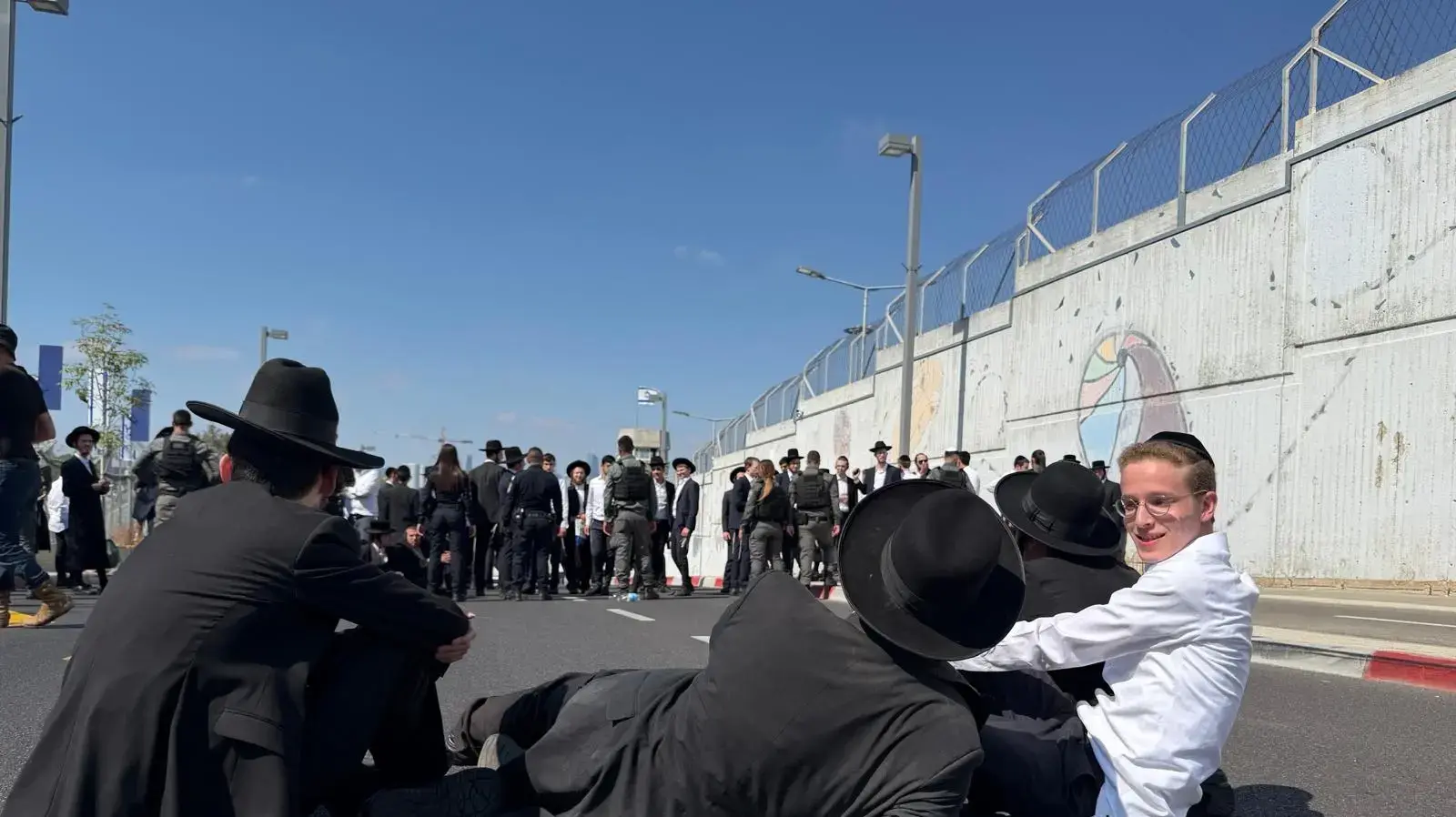 הפגנת חרדים נגד מעצר עריקים, בית המעצר אבו כביר, 10 ביוני 2026