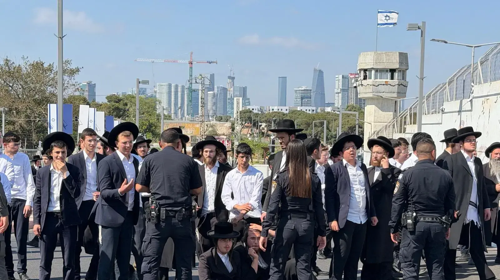 הפגנת חרדים נגד מעצר עריקים, בית המעצר אבו כביר, 10 ביוני 2026