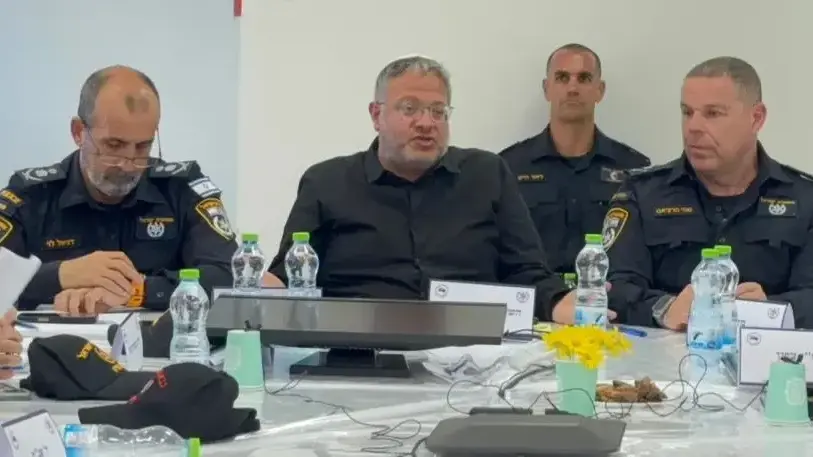 השר איתמר בן גביר בדיון עם המפכ"ל ונציגי פיקוד העורף השר איתמר בן גביר בדיון עם המפכ"ל ונציגי פיקוד העורף