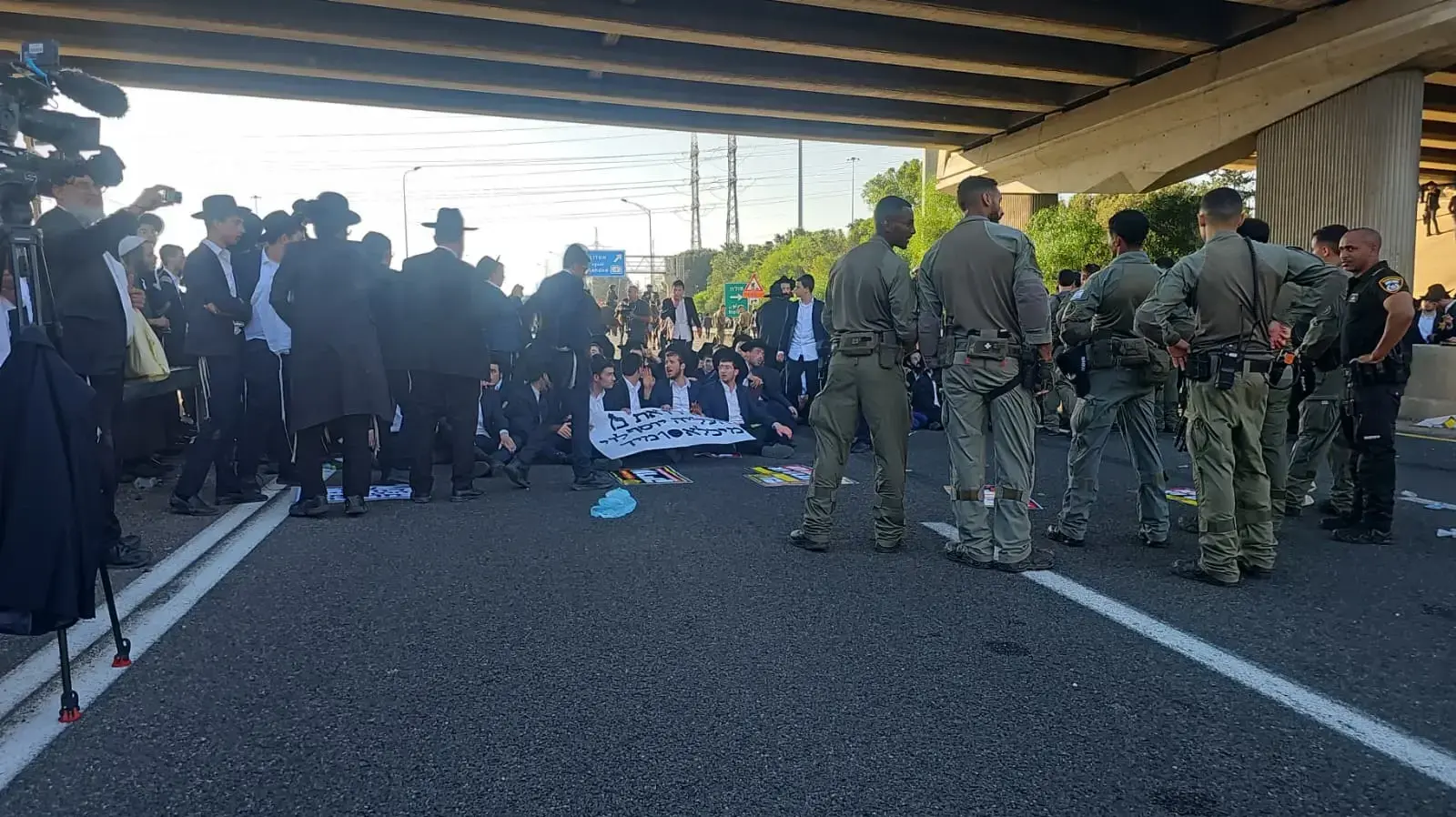 הפגנת חרדים בכביש 1. 11 ביוני 2026 הפגנת חרדים בכביש 1. 11 ביוני 2026