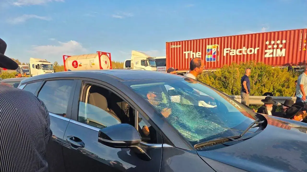 הפלג הירושלמי ניפצו את שמשות רכבו של דובר שרת התחבורה מירי רגב בכביש 6 דרום מחלף בן שמן הפלג הירושלמי ניפצו את שמשות רכבו של דובר שרת התחבורה מירי רגב בכביש 6 דרום מחלף בן שמן