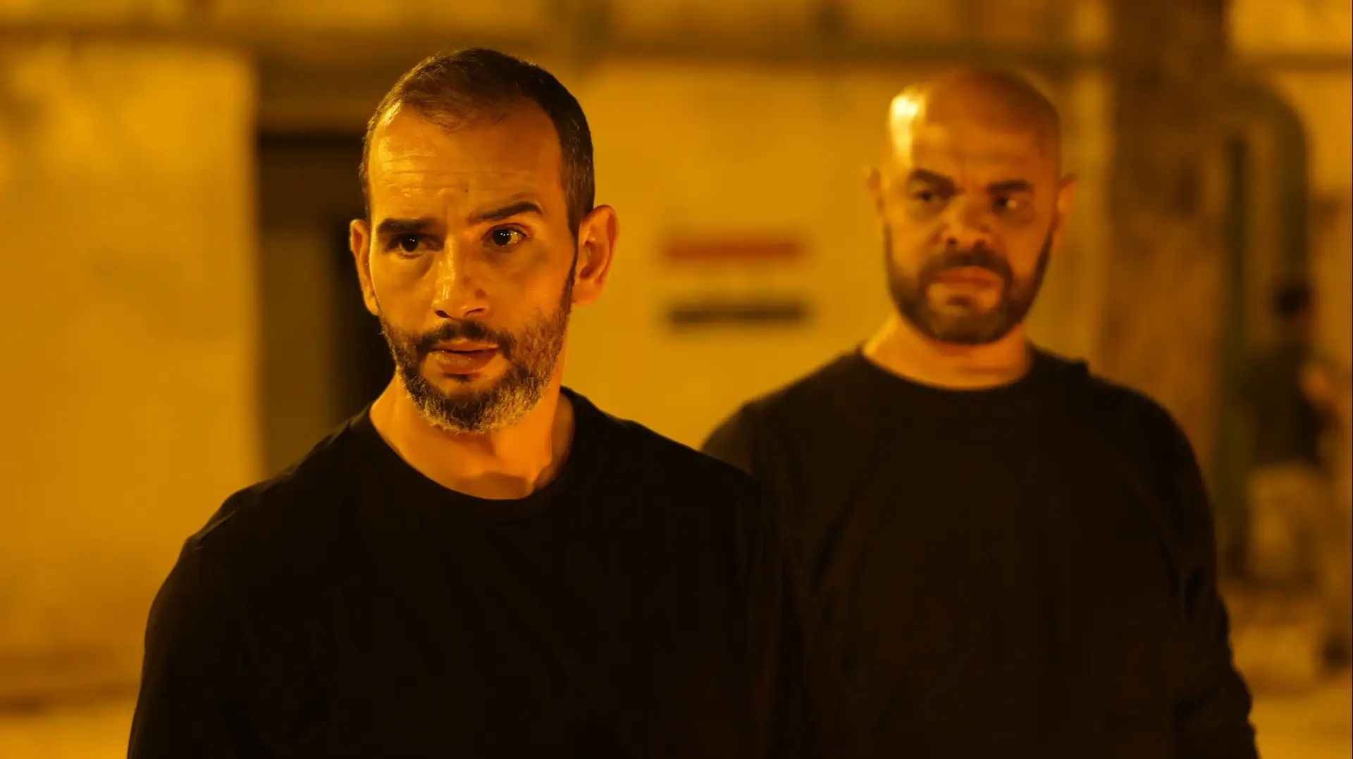 השחקן הצרפתי חכים ג'זירי (משמאל) מתוך העונה החמישית של הסדרה "פאודה" השחקן הצרפתי חכים ג'זירי (משמאל) מתוך העונה החמישית של הסדרה "פאודה"