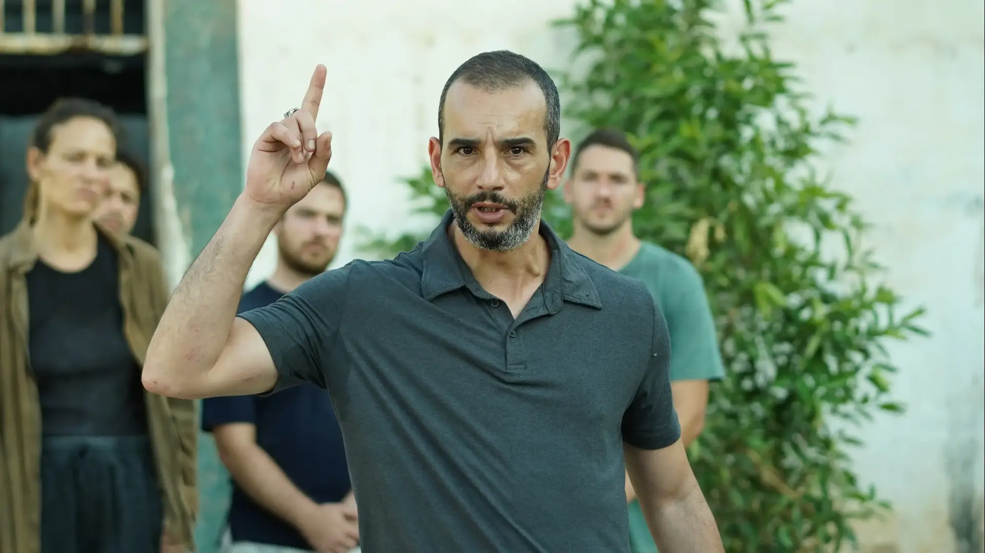 השחקן הצרפתי חכים ג'זירי מתוך העונה החמישית של הסדרה "פאודה" השחקן הצרפתי חכים ג'זירי מתוך העונה החמישית של הסדרה "פאודה"