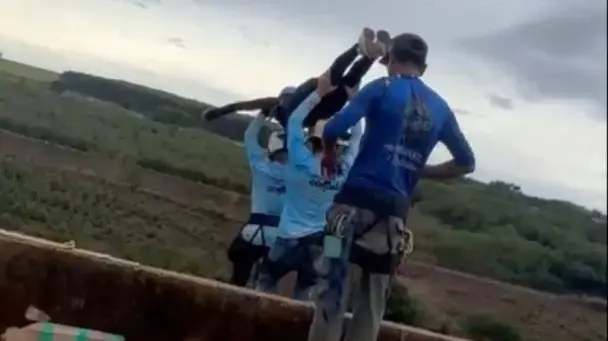 בתיעוד ניתן לראות את החבל אבטחה על הקרקע בתיעוד ניתן לראות את החבל אבטחה על הקרקע