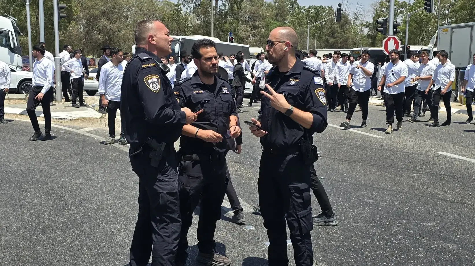 מחאת חרדים בעקבות מעצר עריקים, צומת גילת, 15 ביוני 2026 מחאת חרדים בעקבות מעצר עריקים, צומת גילת, 15 ביוני 2026