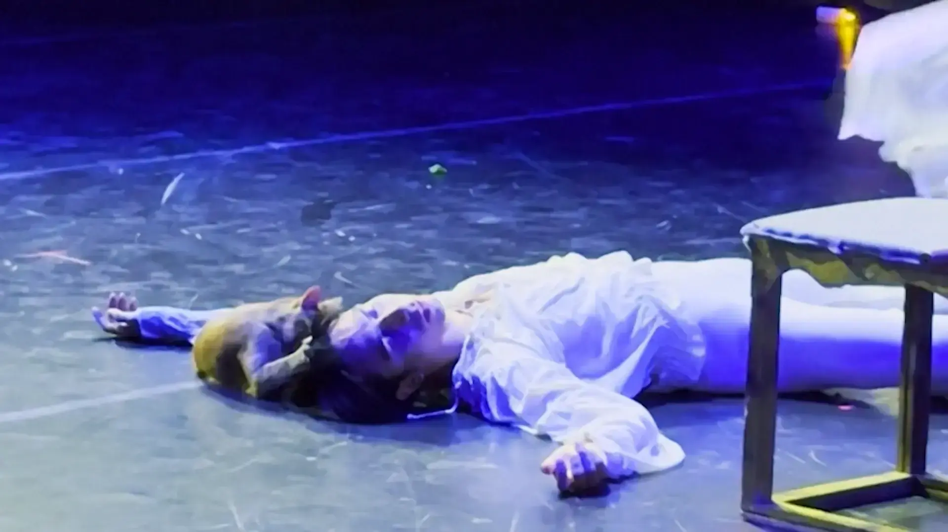 חתול גנב את ההצגה במהלך סצינת הסיום של "רומיאו ויוליה" באיזמיר