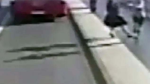 הרץ תועד כשהוא דוחף את הקורבן אל נתיב נסיעתו של הרכב המתקרב. הנהג סטה בחדות ופספס את ראשה של האישה בסנטימטרים בודדים הרץ תועד כשהוא דוחף את הקורבן אל נתיב נסיעתו של הרכב המתקרב. הנהג סטה בחדות ופספס את ראשה של האישה בסנטימטרים בודדים