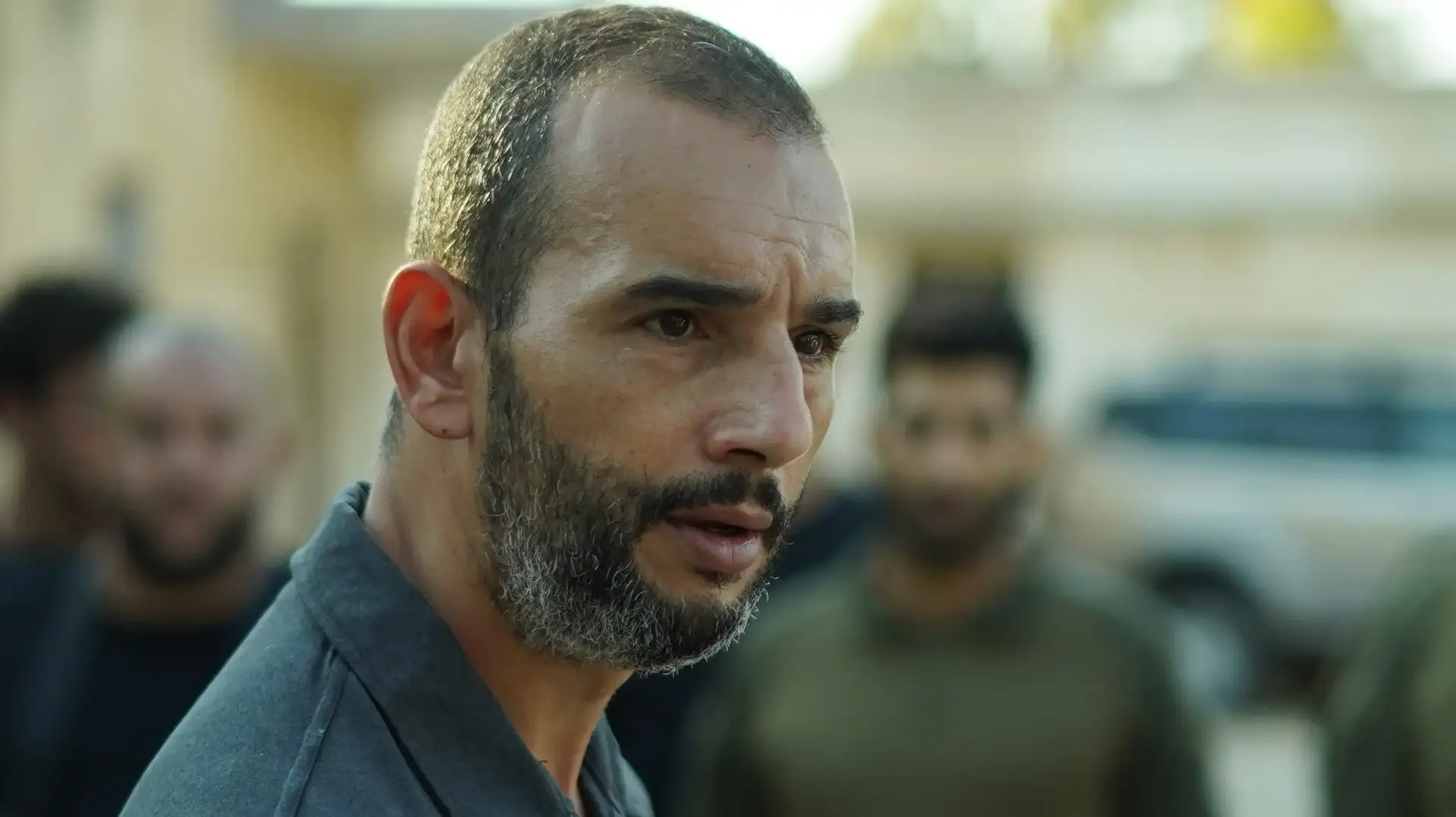 השחקן הצרפתי חכים ג'זירי מתוך העונה החמישית של הסדרה "פאודה" השחקן הצרפתי חכים ג'זירי מתוך העונה החמישית של הסדרה "פאודה"