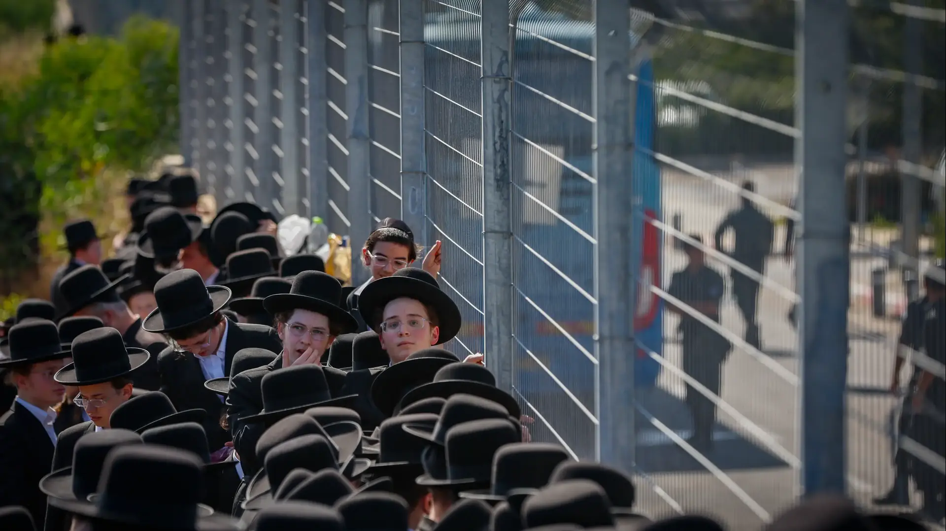 מחאה של אלפי חרדים נגד מעצרם של עריקים, כלא 10, 17 ביוני 2026 מחאה של אלפי חרדים נגד מעצרם של עריקים, כלא 10, 17 ביוני 2026