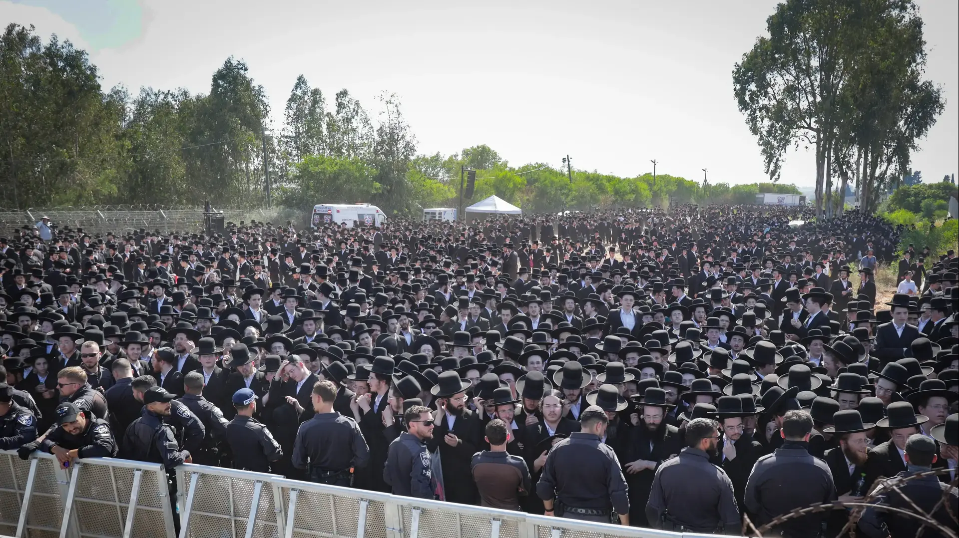 מחאה של אלפי חרדים נגד מעצרם של עריקים, כלא 10, 17 ביוני 2026 מחאה של אלפי חרדים נגד מעצרם של עריקים, כלא 10, 17 ביוני 2026