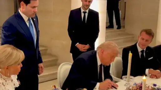 טראמפ חותם על מזכר ההבנות לצידו של נשיא צרפת