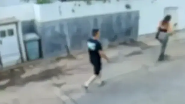 לאור יום ובאמצע הרחוב: גבר ארב לצעירה, ניסה לנשק אותה ונמלט | תיעוד