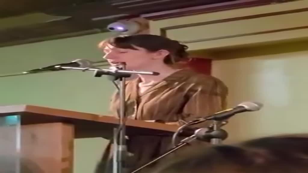 הסופרת סאלי רוני יוצאת נגד ישראל