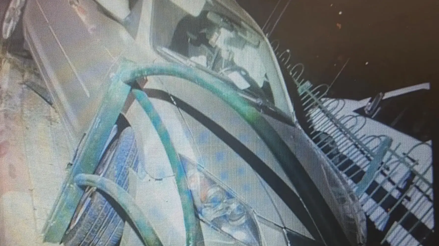 רכב של צעיר שנמלט משוטרים ועקר מעקה בטיחות