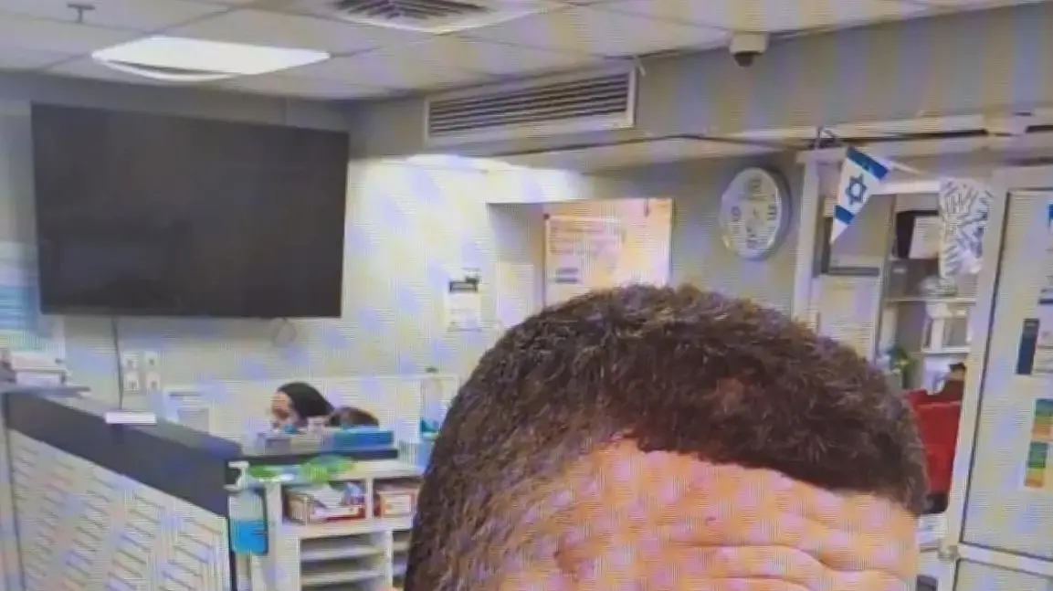 החייל מאור זוניס שנפצע בראשו באמצעות הפטיש ונגרם לו שבר בגולגולת החייל מאור זוניס שנפצע בראשו באמצעות הפטיש ונגרם לו שבר בגולגולת