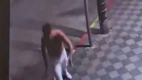 אחרי שתקף חיילים בפטיש והותיר אחד מהם עם שבר בגולגולת: הנאשם נעצר בנתב”ג והועמד לדין 