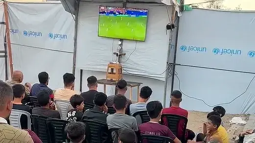 תושבים ברצועת עזה צופים במשחק של נבחרת ספרד במונדיאל
