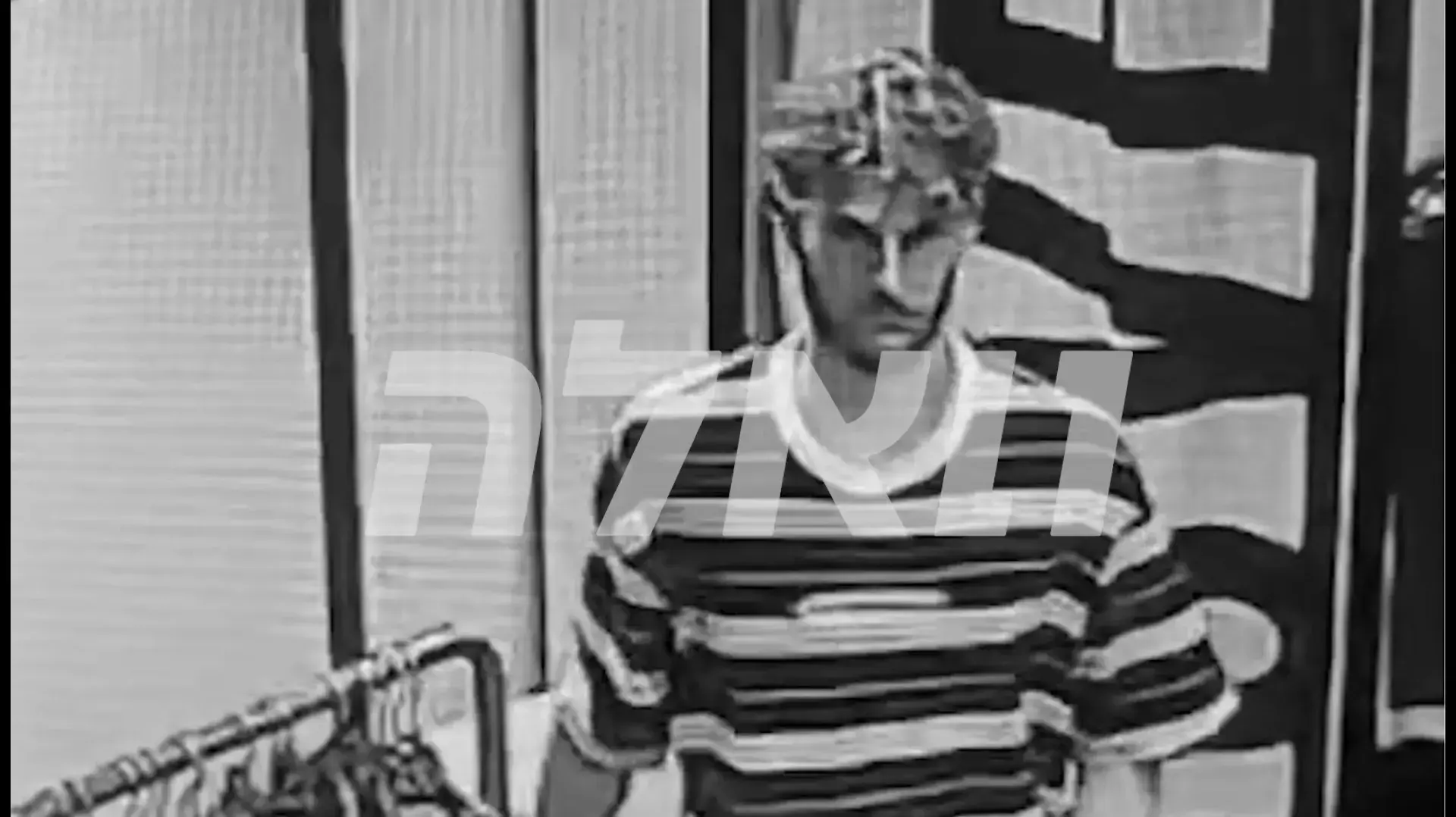 גור לוי בקניון TLV: מתעד ומצלם צעירות בתאי מדידה