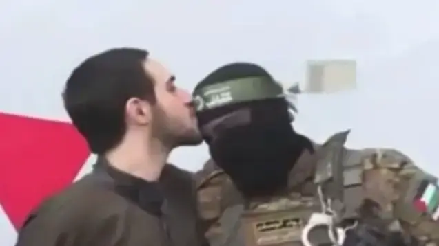  תיעוד מהרשת משחרורו של עומר שם טוב משבי חמאס ב-22 בפברואר 2025, לצד המחבל אבו חסנה שחוסל. 