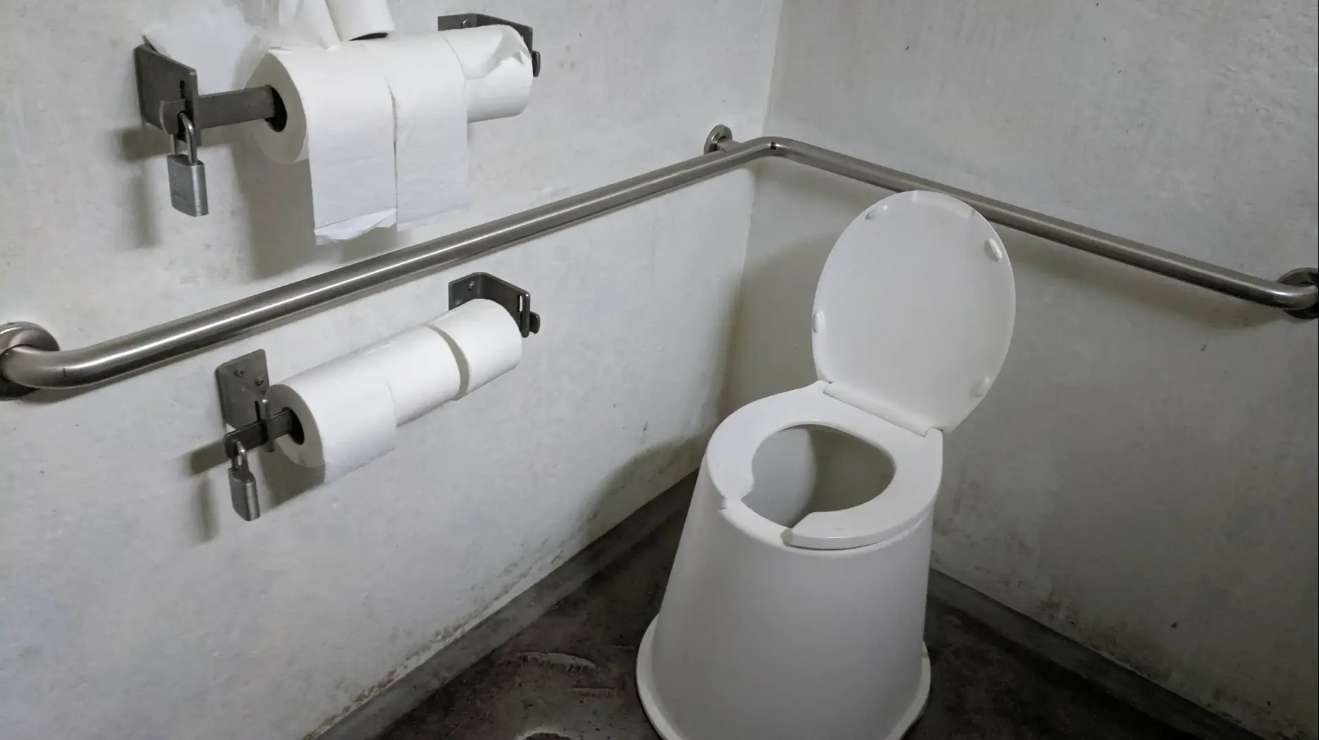 "vault toilet" - שירותים יבשים ללא מים וללא הדחה במחנה בארצות הברית